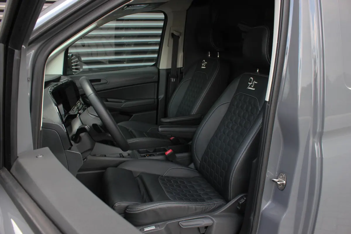2.0 TDI 122PK DSG JB-EDITION / MAXTRON / SIDE- BARS / VERLAGING / ELEK- PAKKET / PDC / CAMERA / BLACK OPS