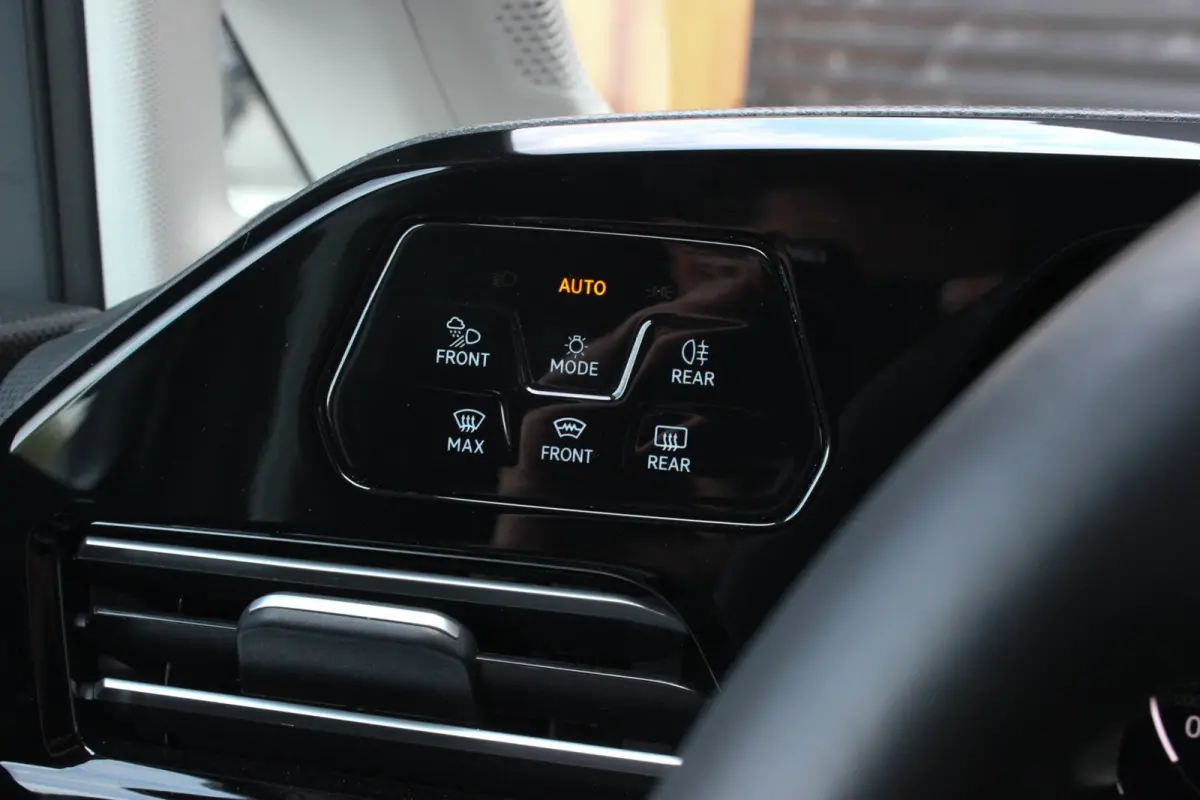 2.0 TDI 122PK DSG JB-EDITION / MAXTRON / SIDE- BARS / VERLAGING / ELEK- PAKKET / PDC / CAMERA / BLACK OPS