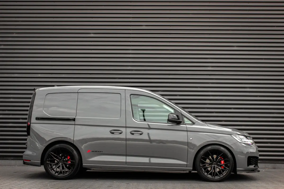 2.0 TDI 122PK DSG JB-EDITION / MAXTRON / SIDE- BARS / VERLAGING / ELEK- PAKKET / PDC / CAMERA / BLACK OPS