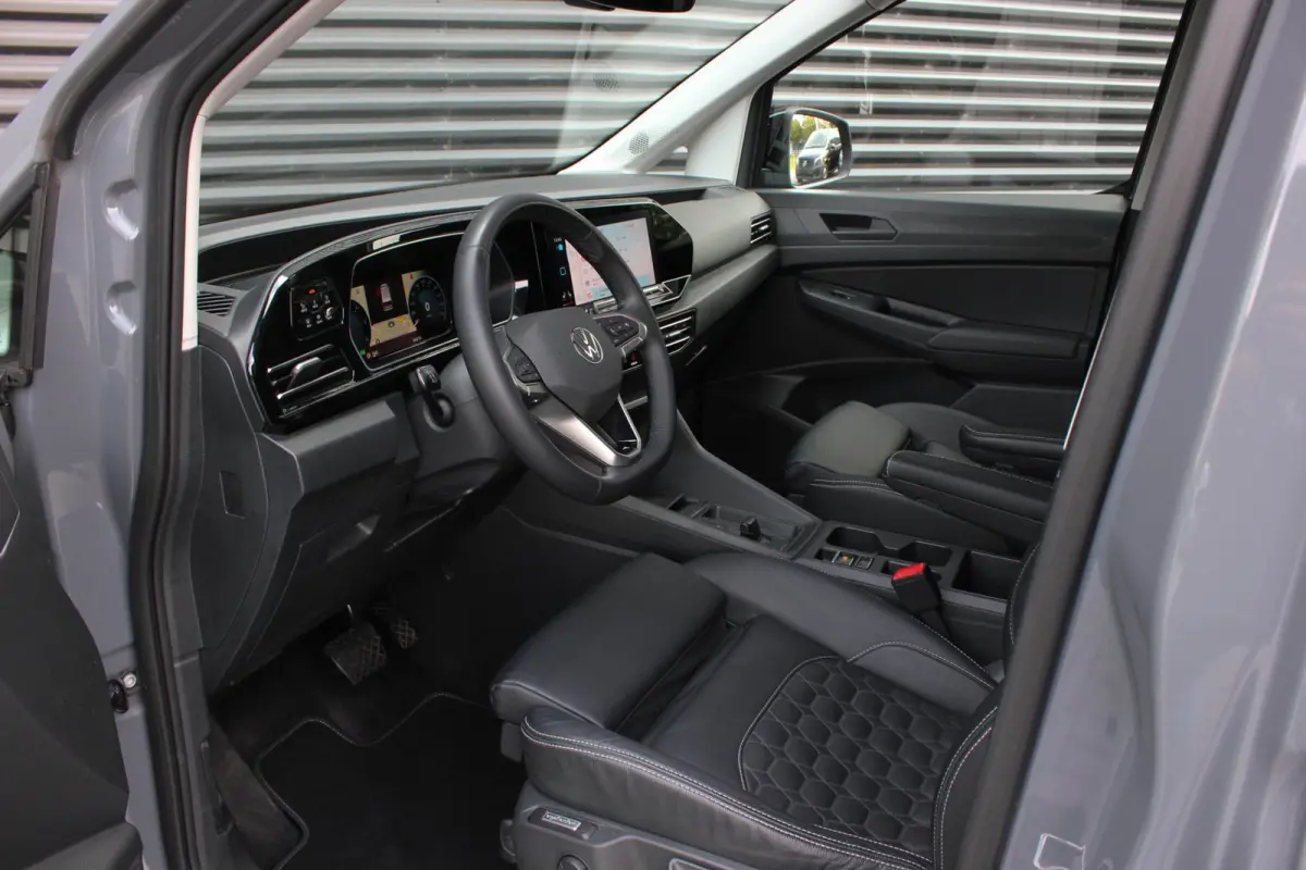 2.0 TDI 122PK DSG JB-EDITION / MAXTRON / SIDE- BARS / VERLAGING / ELEK- PAKKET / PDC / CAMERA / BLACK OPS