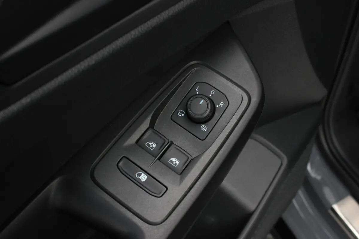 2.0 TDI 122PK DSG JB-EDITION / MAXTRON / SIDE- BARS / VERLAGING / ELEK- PAKKET / PDC / CAMERA / BLACK OPS