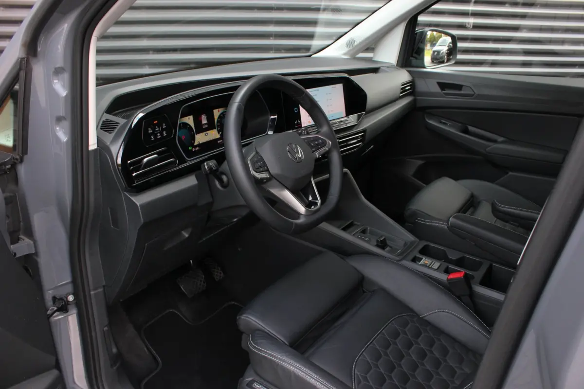 2.0 TDI 122PK DSG JB-EDITION / MAXTRON / SIDE- BARS / VERLAGING / ELEK- PAKKET / PDC / CAMERA / BLACK OPS