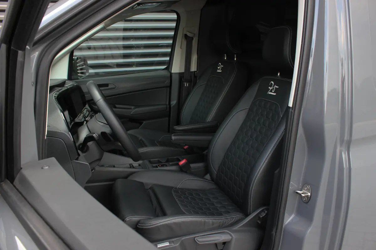 2.0 TDI 122PK DSG JB-EDITION / MAXTRON / SIDE- BARS / VERLAGING / ELEK- PAKKET / PDC / CAMERA / BLACK OPS