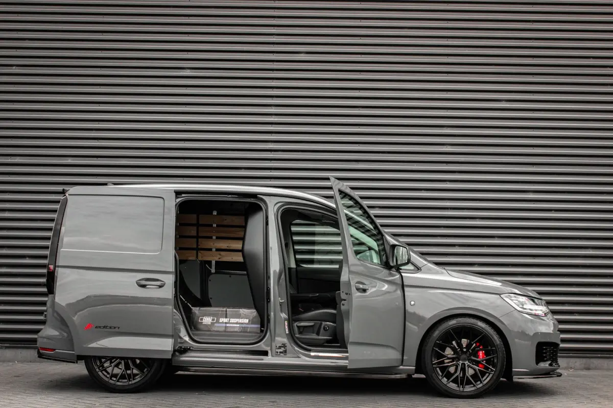 2.0 TDI 122PK DSG JB-EDITION / MAXTRON / SIDE- BARS / VERLAGING / ELEK- PAKKET / PDC / CAMERA / BLACK OPS