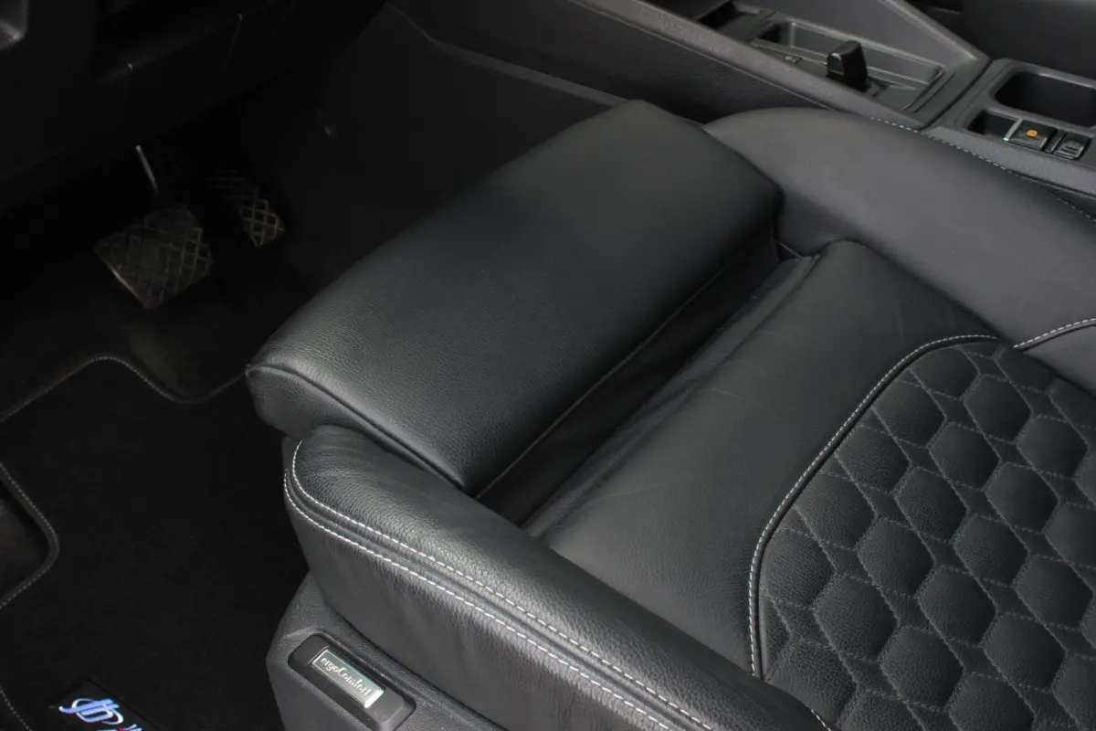 2.0 TDI 122PK DSG JB-EDITION / MAXTRON / SIDE- BARS / VERLAGING / ELEK- PAKKET / PDC / CAMERA / BLACK OPS