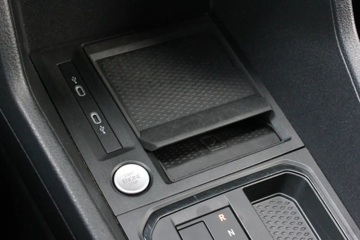 2.0 TDI 122PK DSG JB-EDITION / MAXTRON / SIDE- BARS / VERLAGING / ELEK- PAKKET / PDC / CAMERA / BLACK OPS