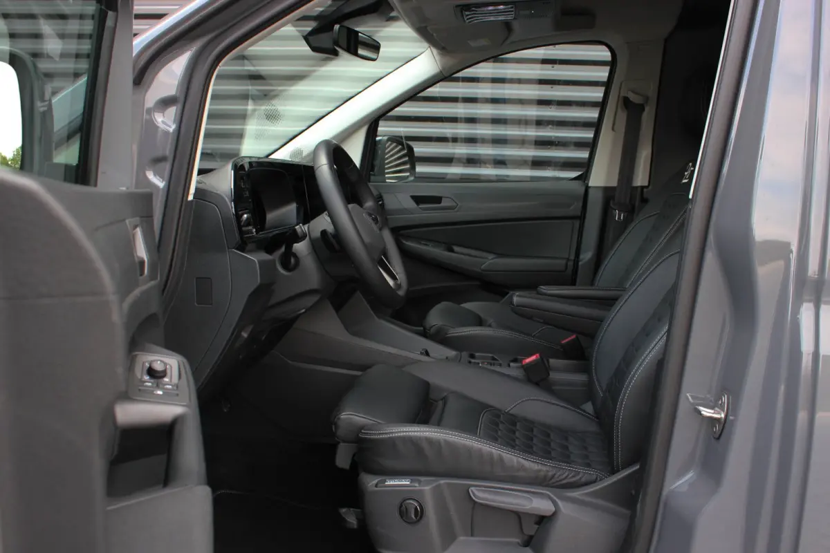 2.0 TDI 122PK DSG JB-EDITION / MAXTRON / SIDE- BARS / VERLAGING / ELEK- PAKKET / PDC / CAMERA / BLACK OPS