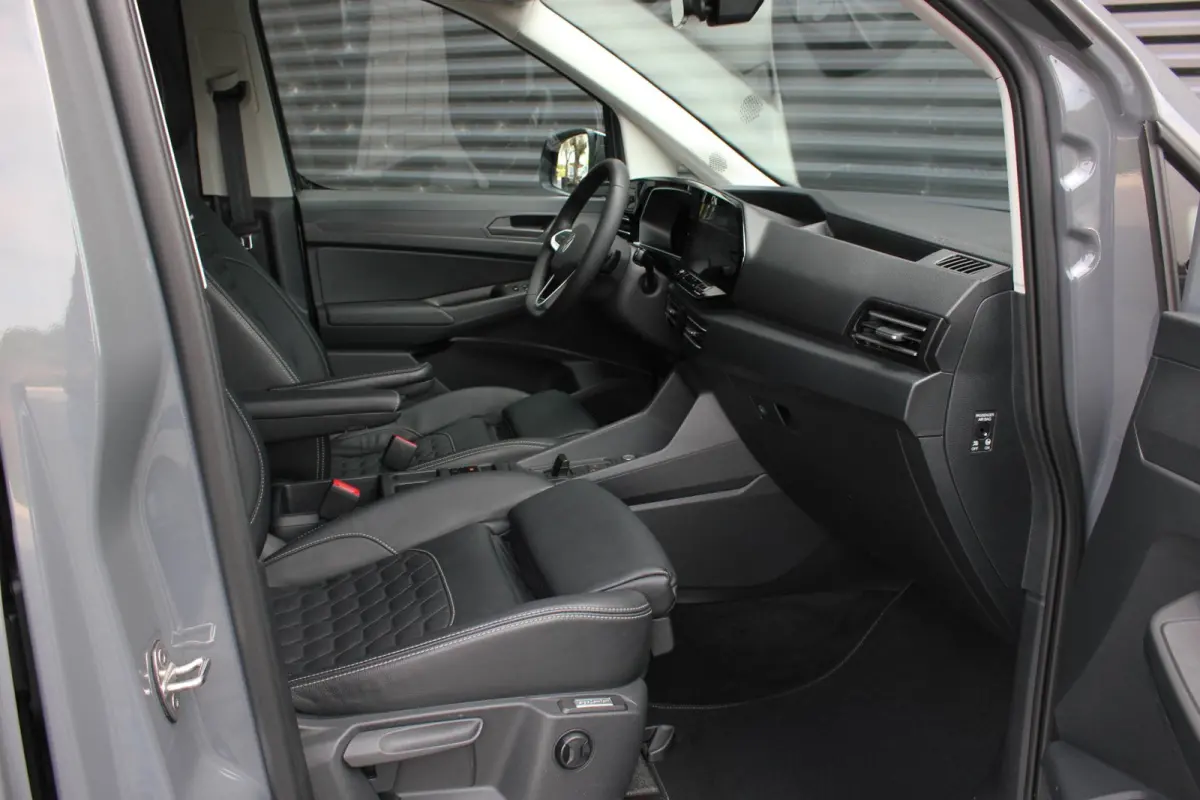 2.0 TDI 122PK DSG JB-EDITION / MAXTRON / SIDE- BARS / VERLAGING / ELEK- PAKKET / PDC / CAMERA / BLACK OPS