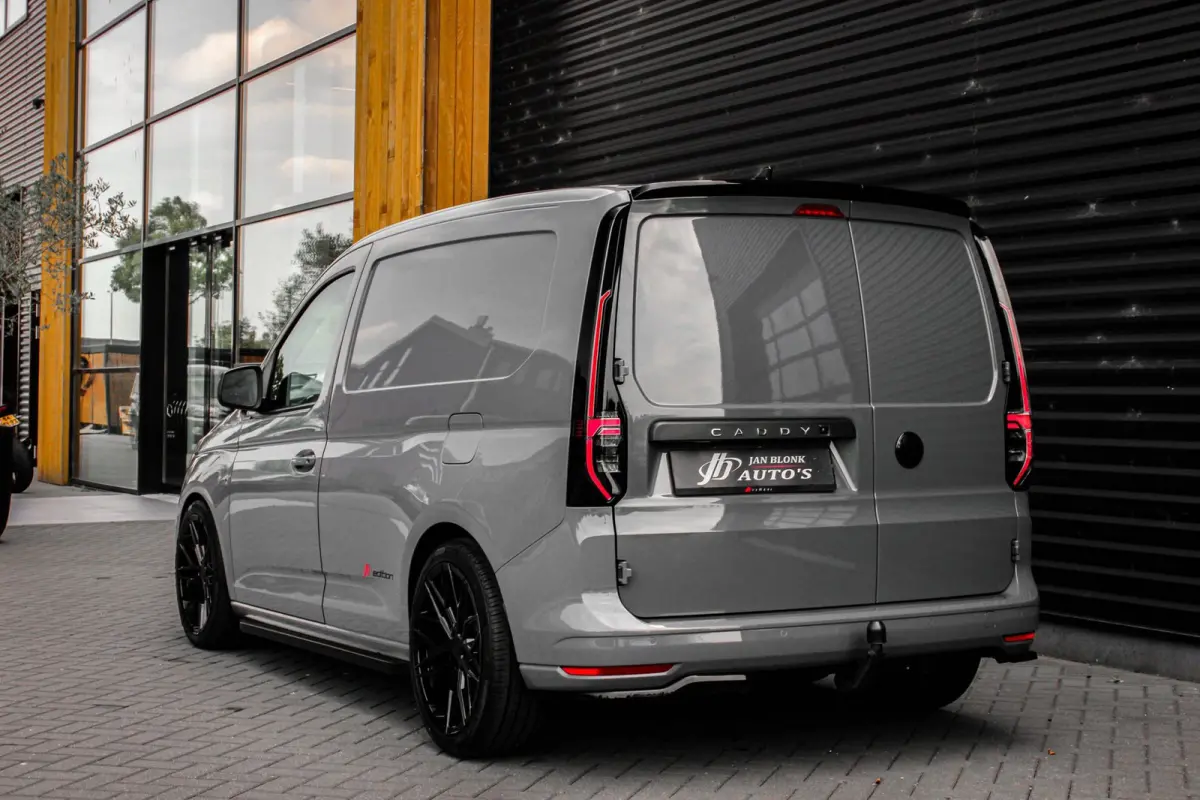 2.0 TDI 122PK DSG JB-EDITION / MAXTRON / SIDE- BARS / VERLAGING / ELEK- PAKKET / PDC / CAMERA / BLACK OPS