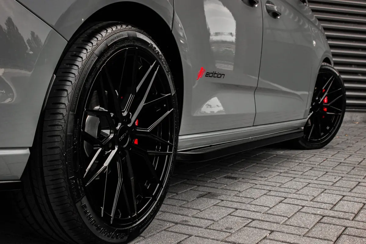2.0 TDI 122PK DSG JB-EDITION / MAXTRON / SIDE- BARS / VERLAGING / ELEK- PAKKET / PDC / CAMERA / BLACK OPS