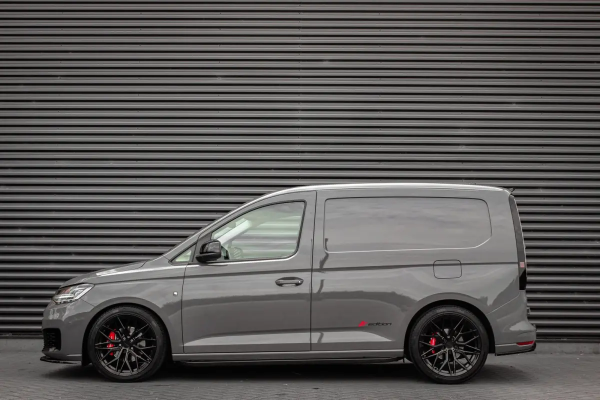 2.0 TDI 122PK DSG JB-EDITION / MAXTRON / SIDE- BARS / VERLAGING / ELEK- PAKKET / PDC / CAMERA / BLACK OPS