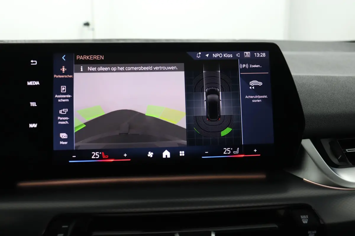 225e xDrive | SOH 100% | M Sportpakket | Harman-Kardon | Trekhaak | elektrisch glazen panorama-dak |