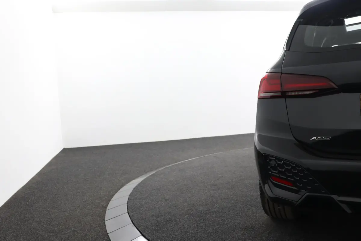 225e xDrive | SOH 100% | M Sportpakket | Harman-Kardon | Trekhaak | elektrisch glazen panorama-dak |