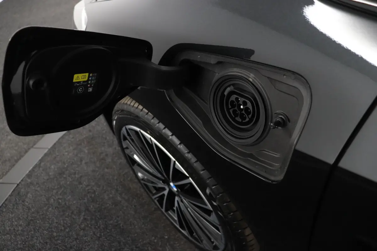 225e xDrive | SOH 100% | M Sportpakket | Harman-Kardon | Trekhaak | elektrisch glazen panorama-dak |