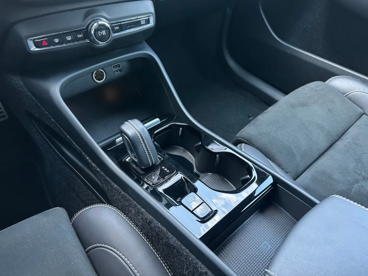1.5 T4 R-Design Expression | Camera | Trekhaak | Apple Carplay | Keyless |