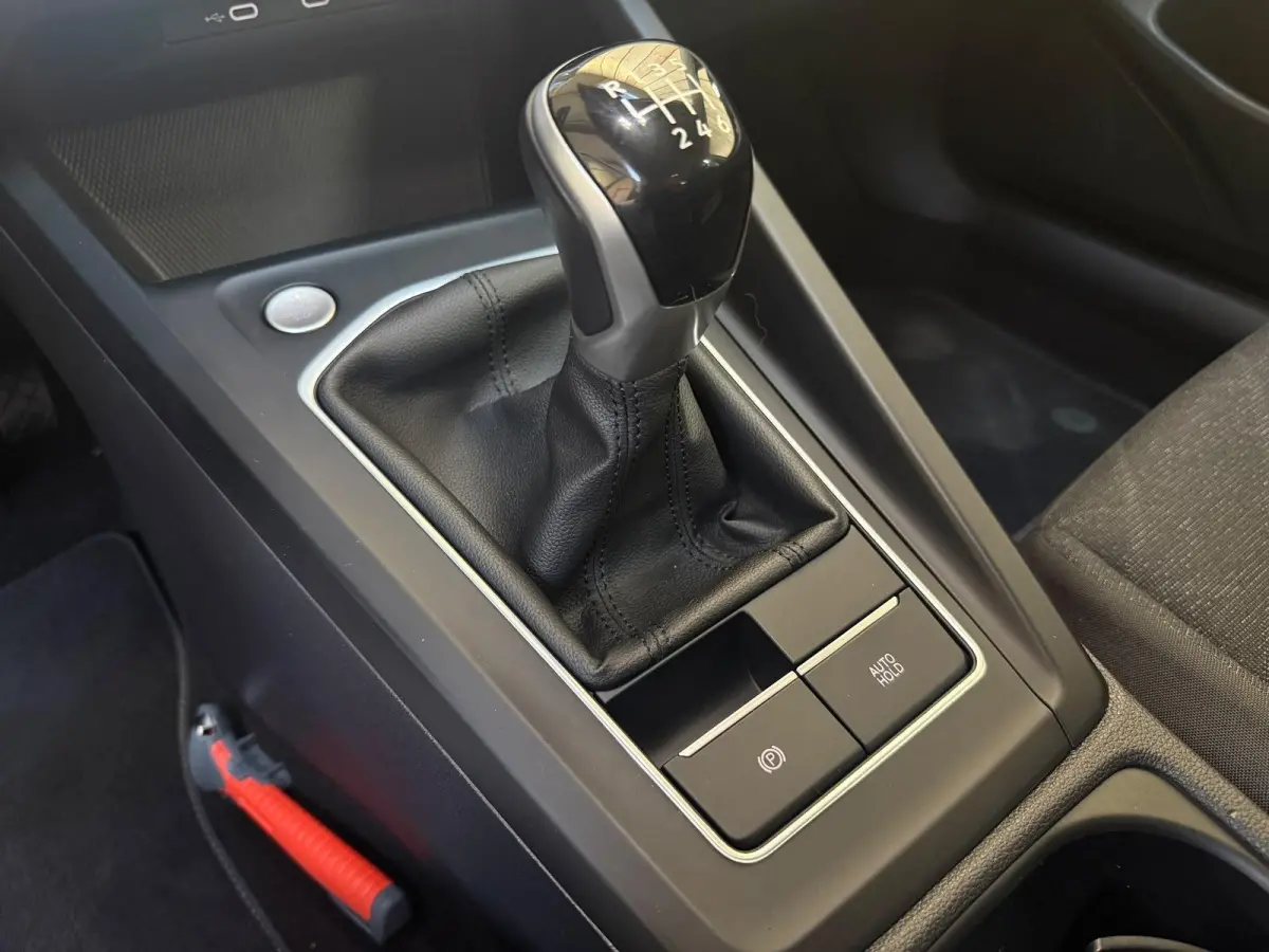 1.0 TSI Life Achteruitrijcamera | Apple CarPlay/Android Auto | Adaptieve cruise control | Climate control | LED verlichting | Navigatiesysteem | Parkeersensoren voor en achter