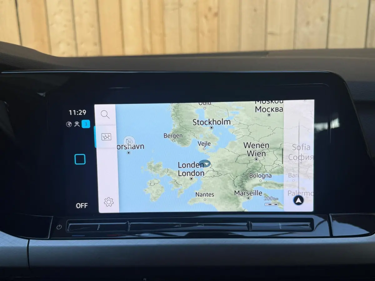 1.0 TSI Life Achteruitrijcamera | Apple CarPlay/Android Auto | Adaptieve cruise control | Climate control | LED verlichting | Navigatiesysteem | Parkeersensoren voor en achter
