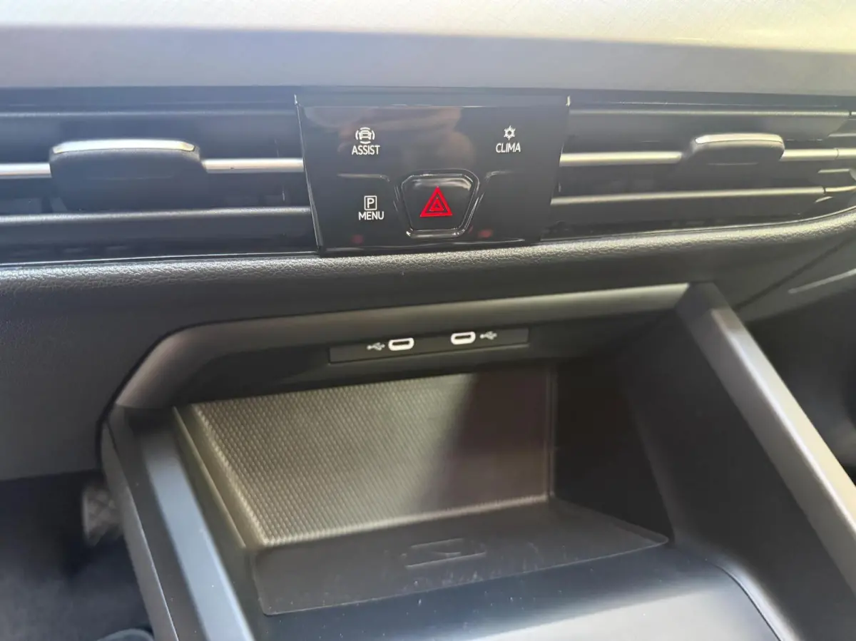 1.0 TSI Life Achteruitrijcamera | Apple CarPlay/Android Auto | Adaptieve cruise control | Climate control | LED verlichting | Navigatiesysteem | Parkeersensoren voor en achter