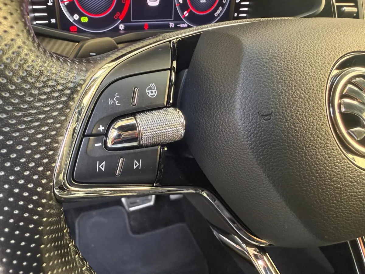 1.5 TSI Sportline Business Automaat | Apple CarPlay/Android Auto | Climate & cruise control | DAB ontvanger | LED koplampen | Navigatiesysteem | Voorstoelen en achterbank verwarmd