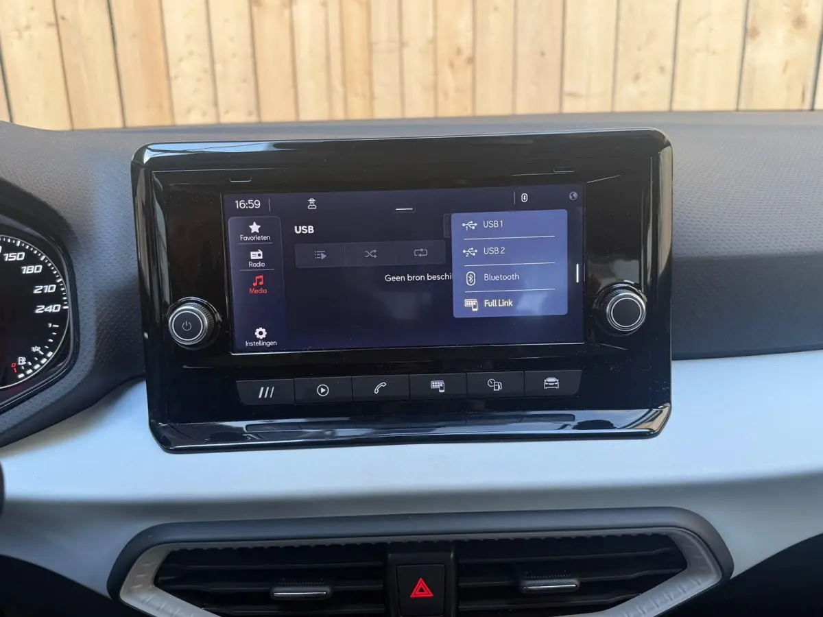 1.0 EcoTSI Style Apple CarPlay/Android Auto | Cruise control | DAB ontvangst | LED koplampen | Lichtmetalen velgen | Rijstrooksensor | Trekhaak