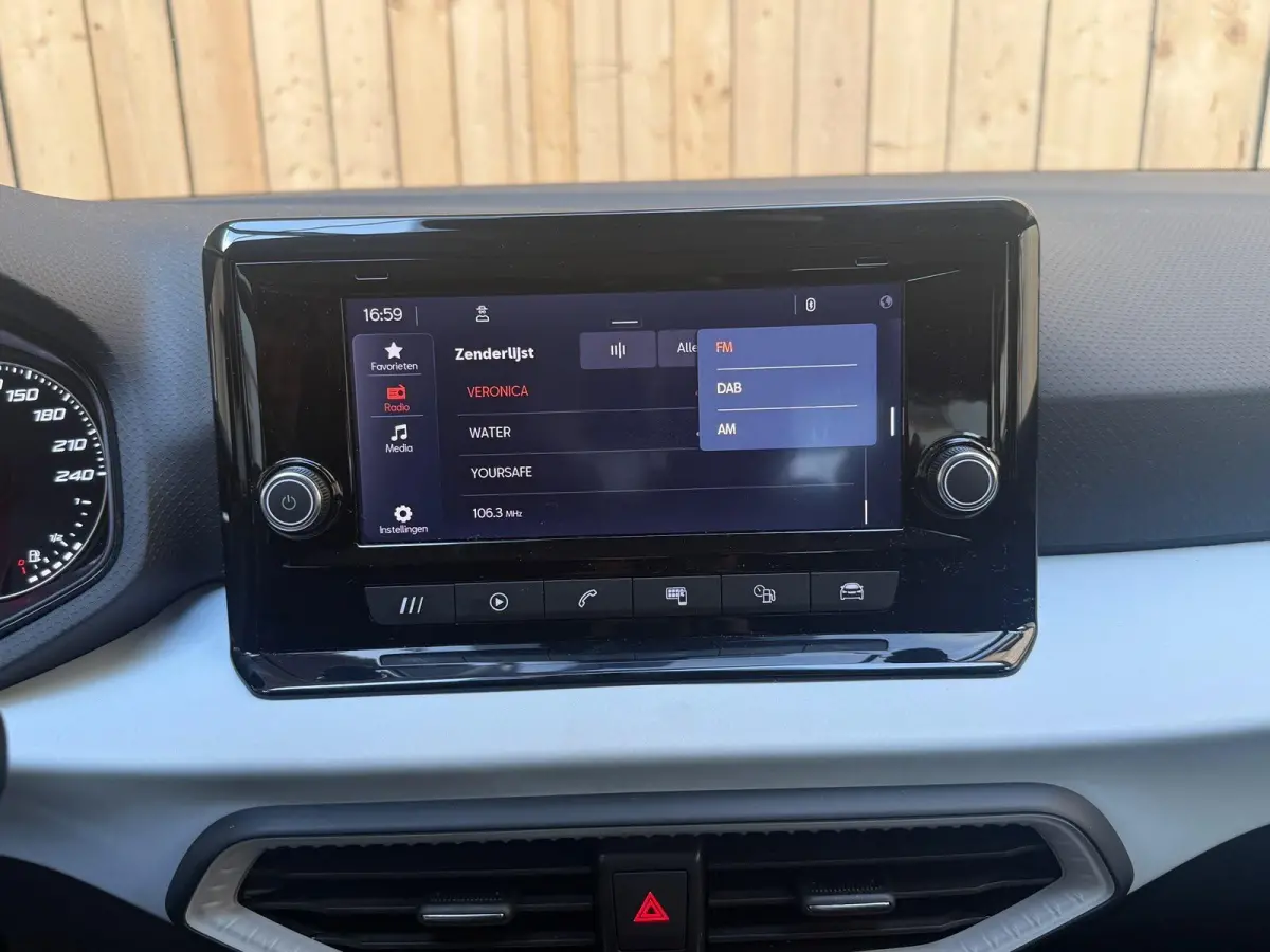 1.0 EcoTSI Style Apple CarPlay/Android Auto | Cruise control | DAB ontvangst | LED koplampen | Lichtmetalen velgen | Rijstrooksensor | Trekhaak