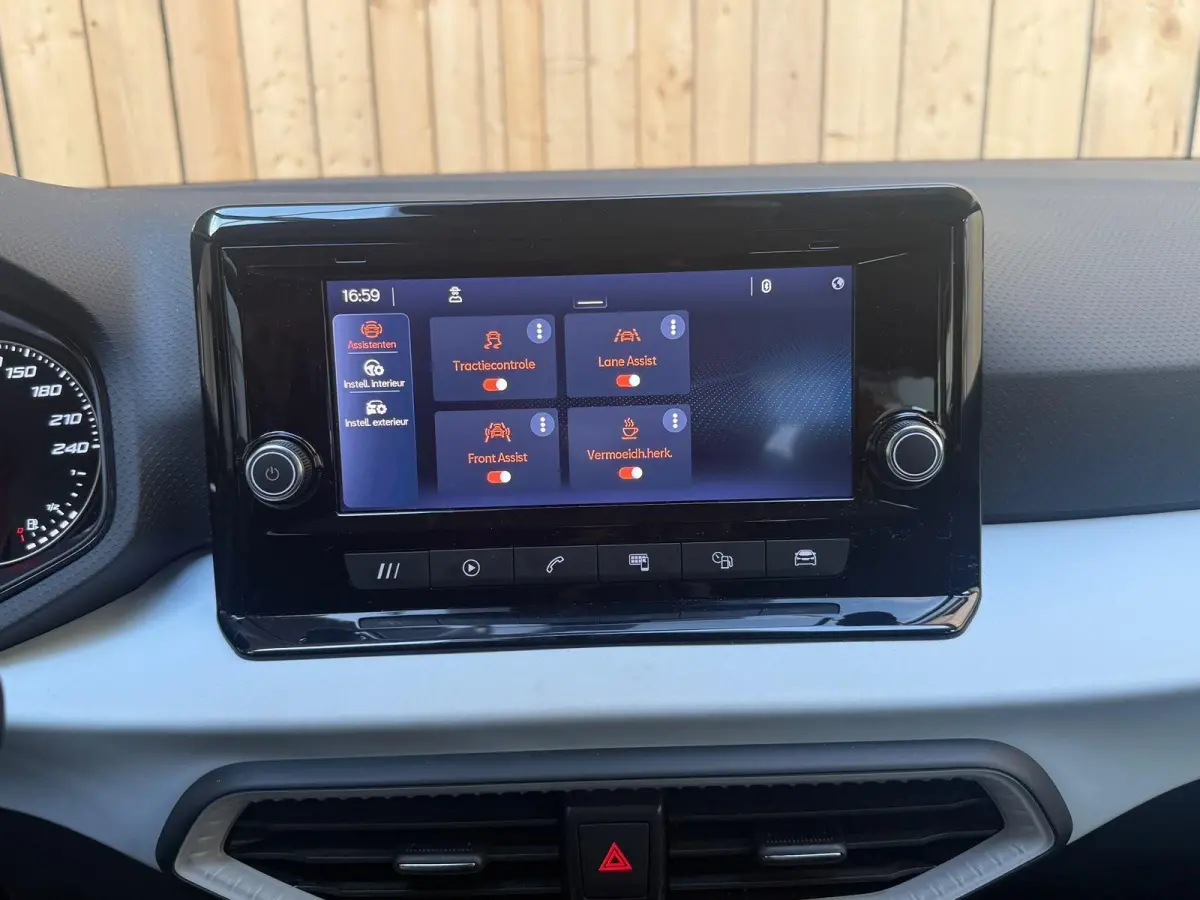 1.0 EcoTSI Style Apple CarPlay/Android Auto | Cruise control | DAB ontvangst | LED koplampen | Lichtmetalen velgen | Rijstrooksensor | Trekhaak
