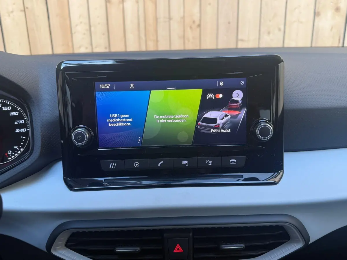 1.0 EcoTSI Style Apple CarPlay/Android Auto | Cruise control | DAB ontvangst | LED koplampen | Lichtmetalen velgen | Rijstrooksensor | Trekhaak
