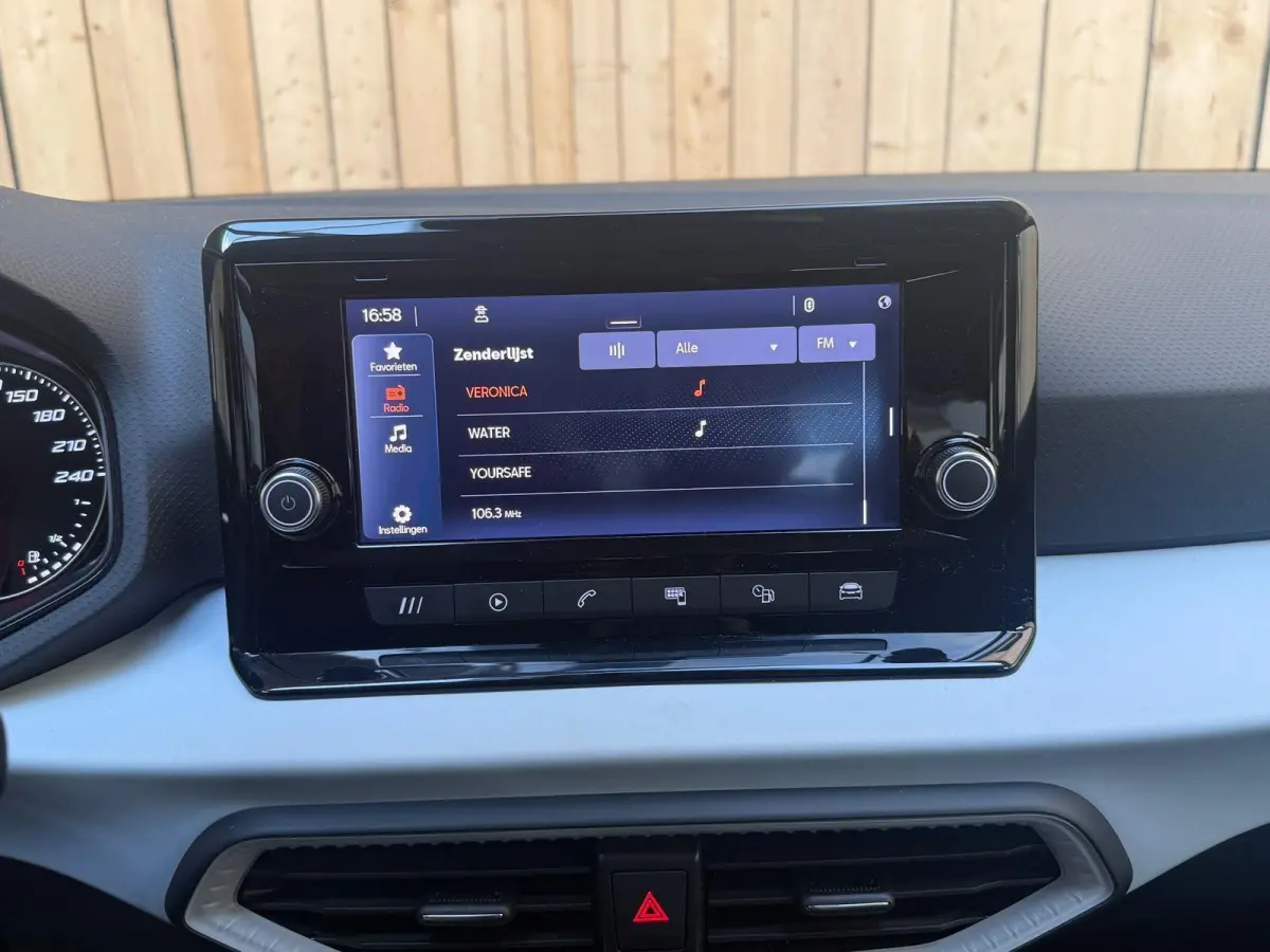 1.0 EcoTSI Style Apple CarPlay/Android Auto | Cruise control | DAB ontvangst | LED koplampen | Lichtmetalen velgen | Rijstrooksensor | Trekhaak
