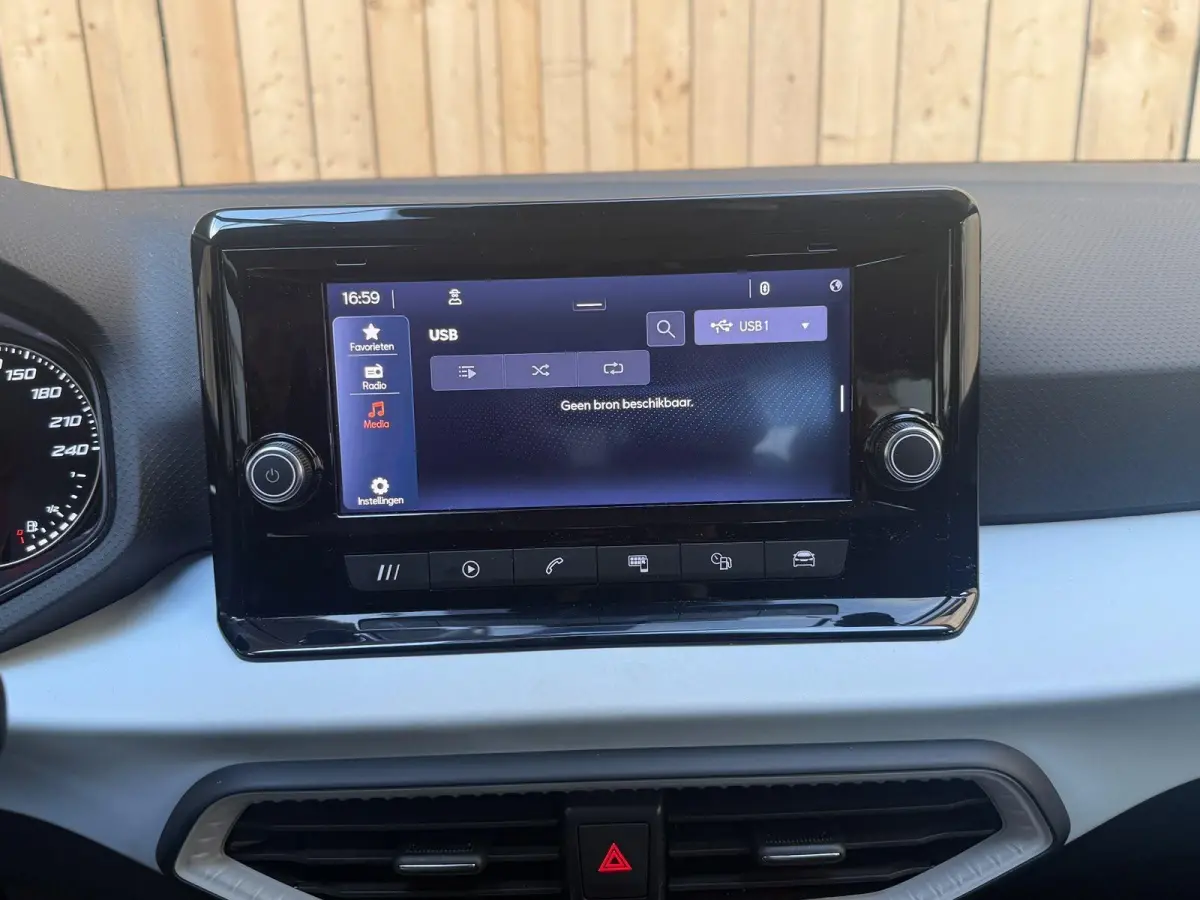 1.0 EcoTSI Style Apple CarPlay/Android Auto | Cruise control | DAB ontvangst | LED koplampen | Lichtmetalen velgen | Rijstrooksensor | Trekhaak