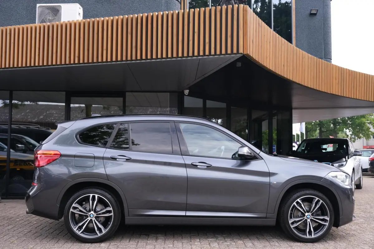 sDrive20i Centennial High Executive|Rijklaar!|M-Sport|Pano|HUD|Camera|Trekhaak|Stoelverwarming