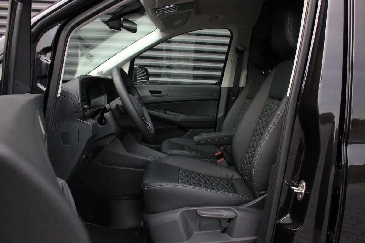 2.0 TDI 122PK DSG JB-EDITION / MAXTRON / SIDE- BARS / VERLAAGD / ELEK- PAKKET / PDC / CAMERA / BLACK OPS
