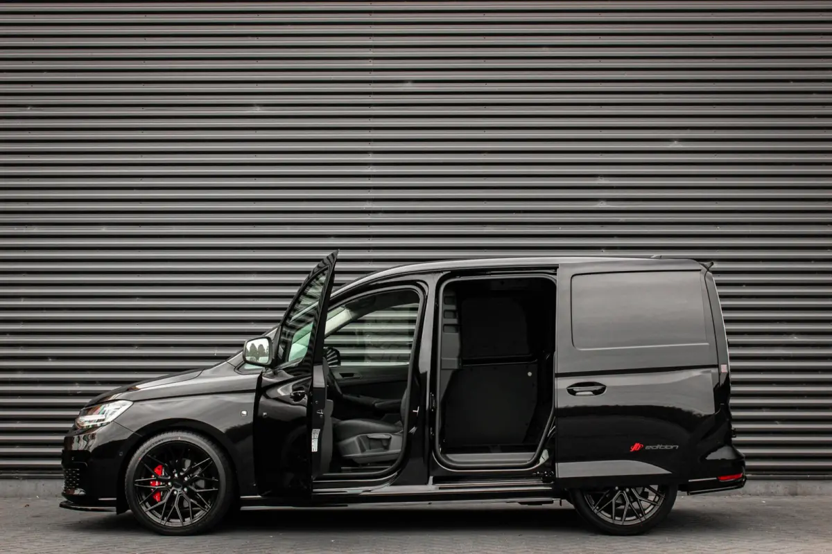 2.0 TDI 122PK DSG JB-EDITION / MAXTRON / SIDE- BARS / VERLAAGD / ELEK- PAKKET / PDC / CAMERA / BLACK OPS