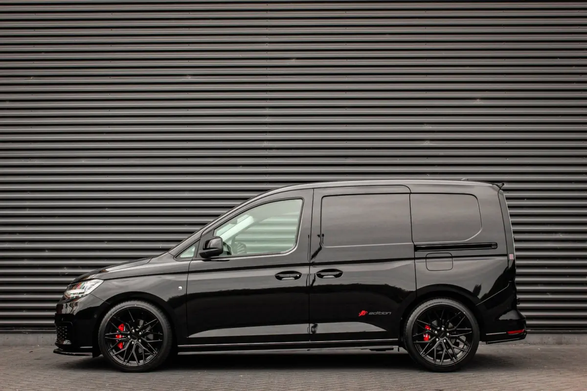 2.0 TDI 122PK DSG JB-EDITION / MAXTRON / SIDE- BARS / VERLAAGD / ELEK- PAKKET / PDC / CAMERA / BLACK OPS