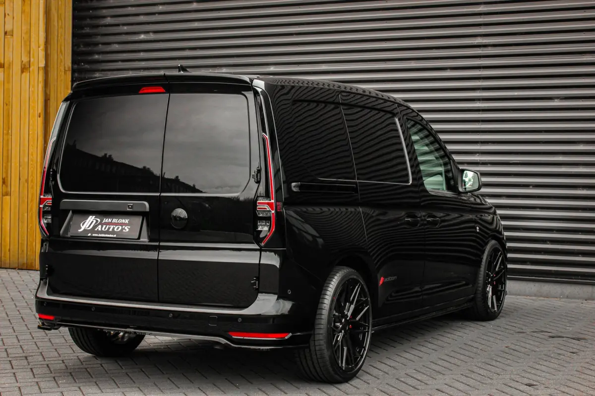 2.0 TDI 122PK DSG JB-EDITION / MAXTRON / SIDE- BARS / VERLAAGD / ELEK- PAKKET / PDC / CAMERA / BLACK OPS
