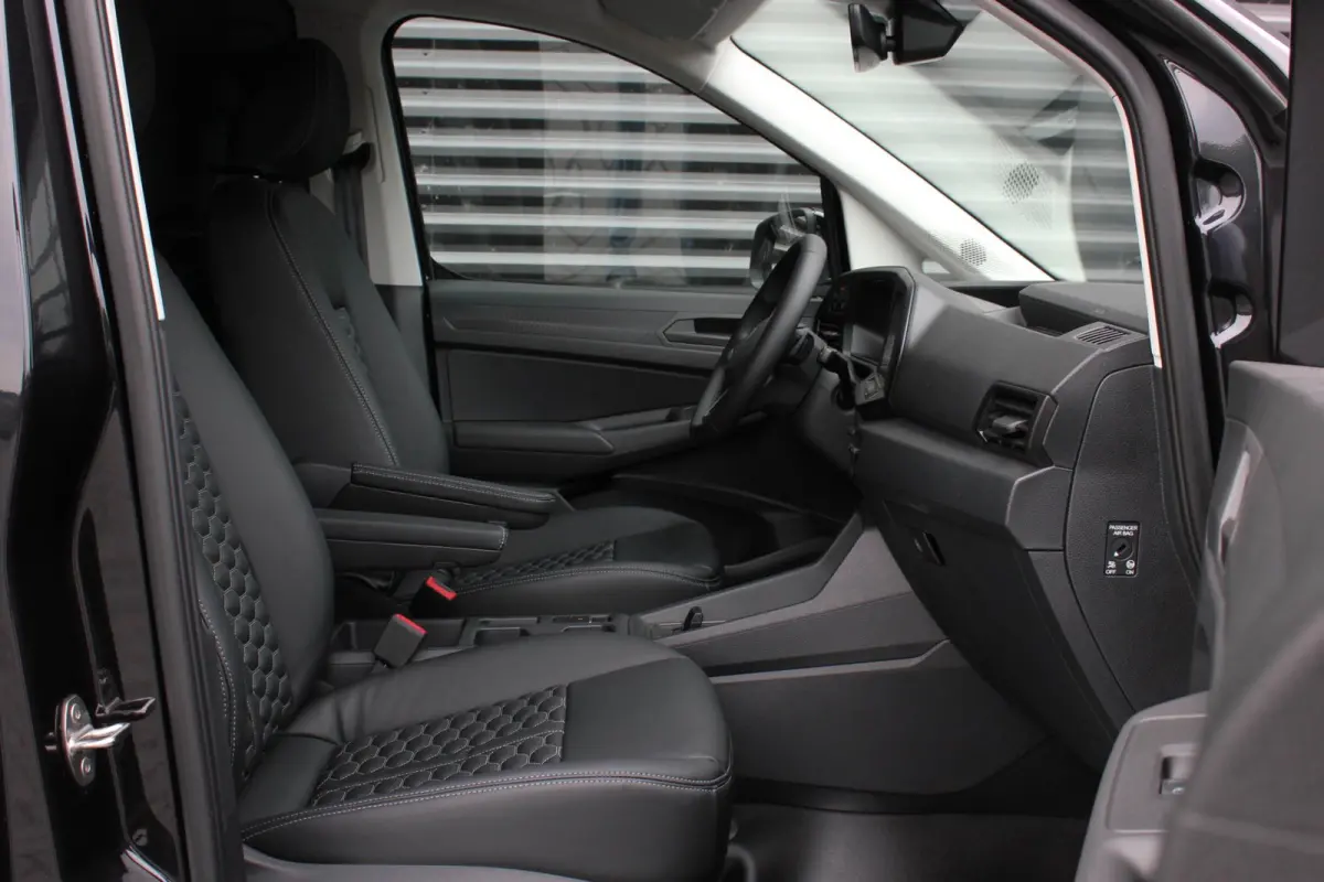2.0 TDI 122PK DSG JB-EDITION / MAXTRON / SIDE- BARS / VERLAAGD / ELEK- PAKKET / PDC / CAMERA / BLACK OPS