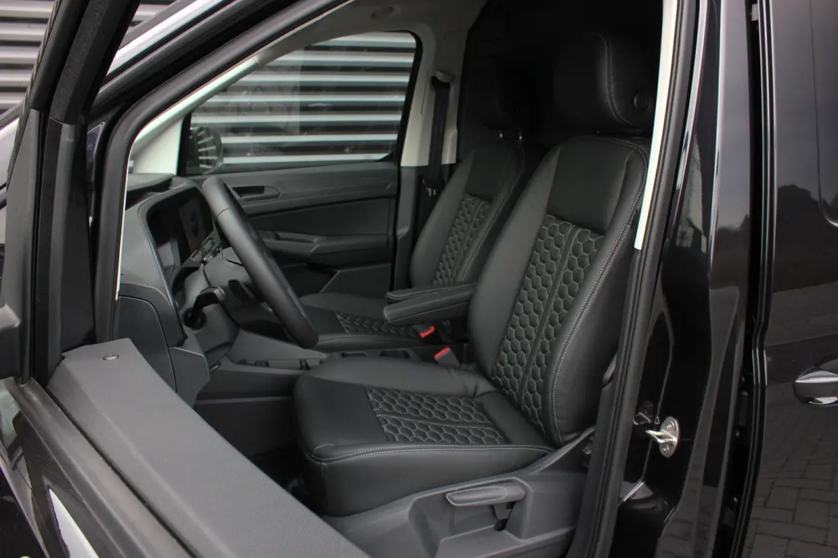 2.0 TDI 122PK DSG JB-EDITION / MAXTRON / SIDE- BARS / VERLAAGD / ELEK- PAKKET / PDC / CAMERA / BLACK OPS
