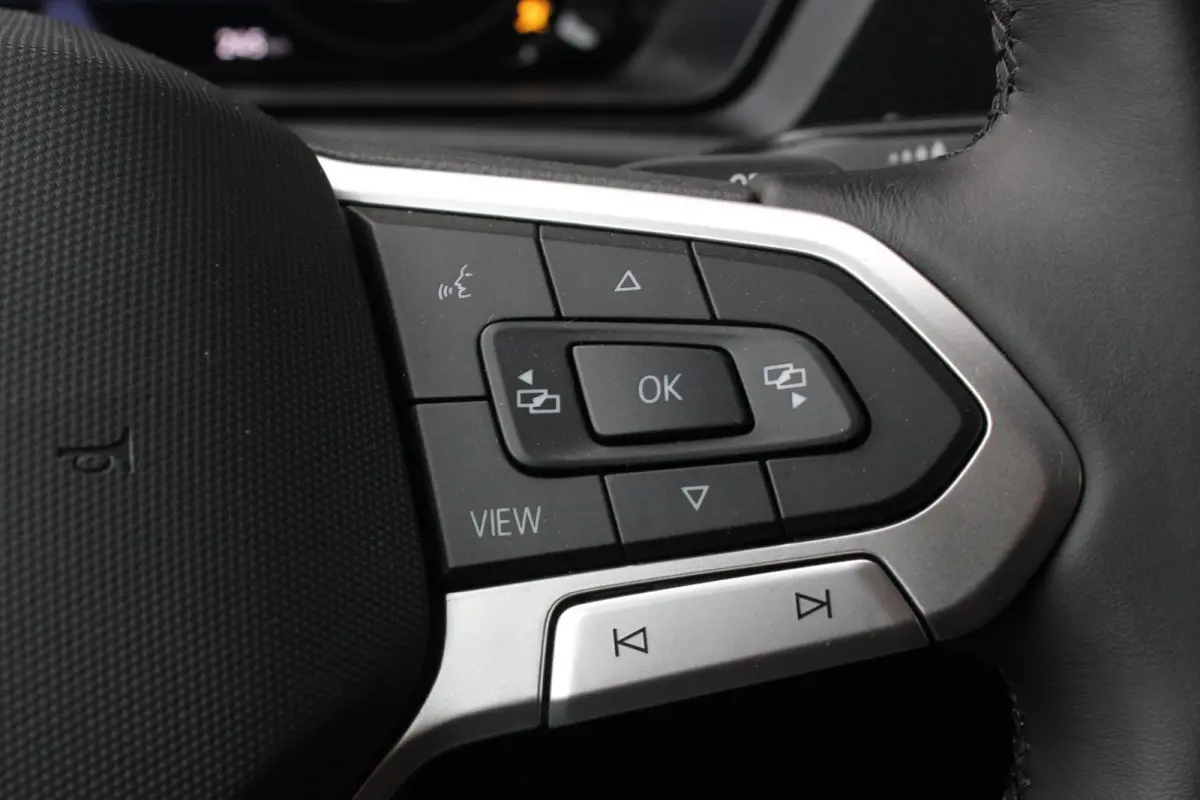 2.0 TDI 122PK DSG JB-EDITION / MAXTRON / SIDE- BARS / VERLAAGD / ELEK- PAKKET / PDC / CAMERA / BLACK OPS