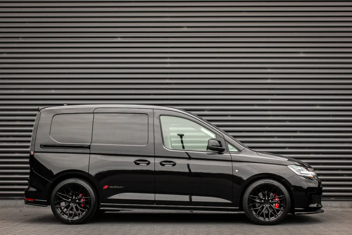 2.0 TDI 122PK DSG JB-EDITION / MAXTRON / SIDE- BARS / VERLAAGD / ELEK- PAKKET / PDC / CAMERA / BLACK OPS