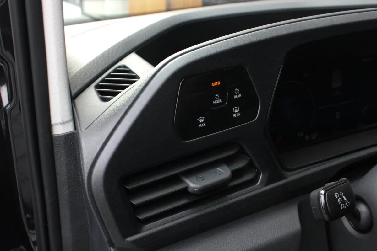 2.0 TDI 122PK DSG JB-EDITION / MAXTRON / SIDE- BARS / VERLAAGD / ELEK- PAKKET / PDC / CAMERA / BLACK OPS