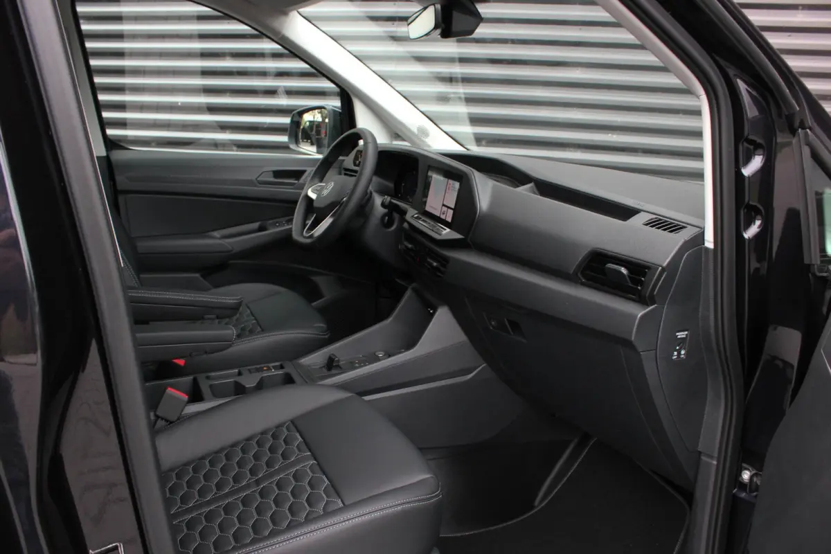 2.0 TDI 122PK DSG JB-EDITION / MAXTRON / SIDE- BARS / VERLAAGD / ELEK- PAKKET / PDC / CAMERA / BLACK OPS