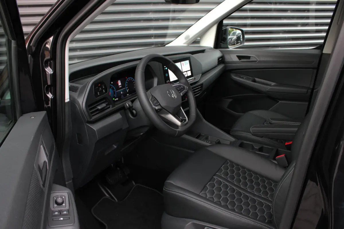 2.0 TDI 122PK DSG JB-EDITION / MAXTRON / SIDE- BARS / VERLAAGD / ELEK- PAKKET / PDC / CAMERA / BLACK OPS