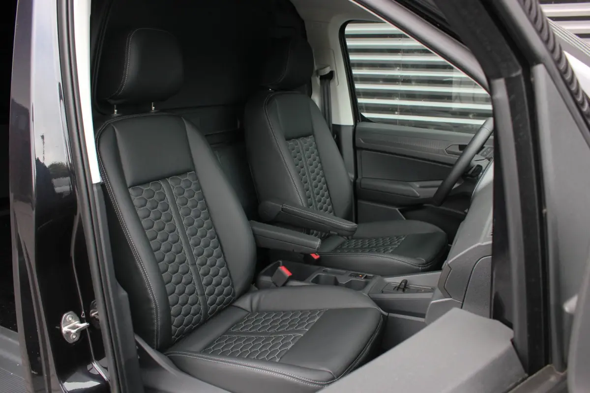 2.0 TDI 122PK DSG JB-EDITION / MAXTRON / SIDE- BARS / VERLAAGD / ELEK- PAKKET / PDC / CAMERA / BLACK OPS