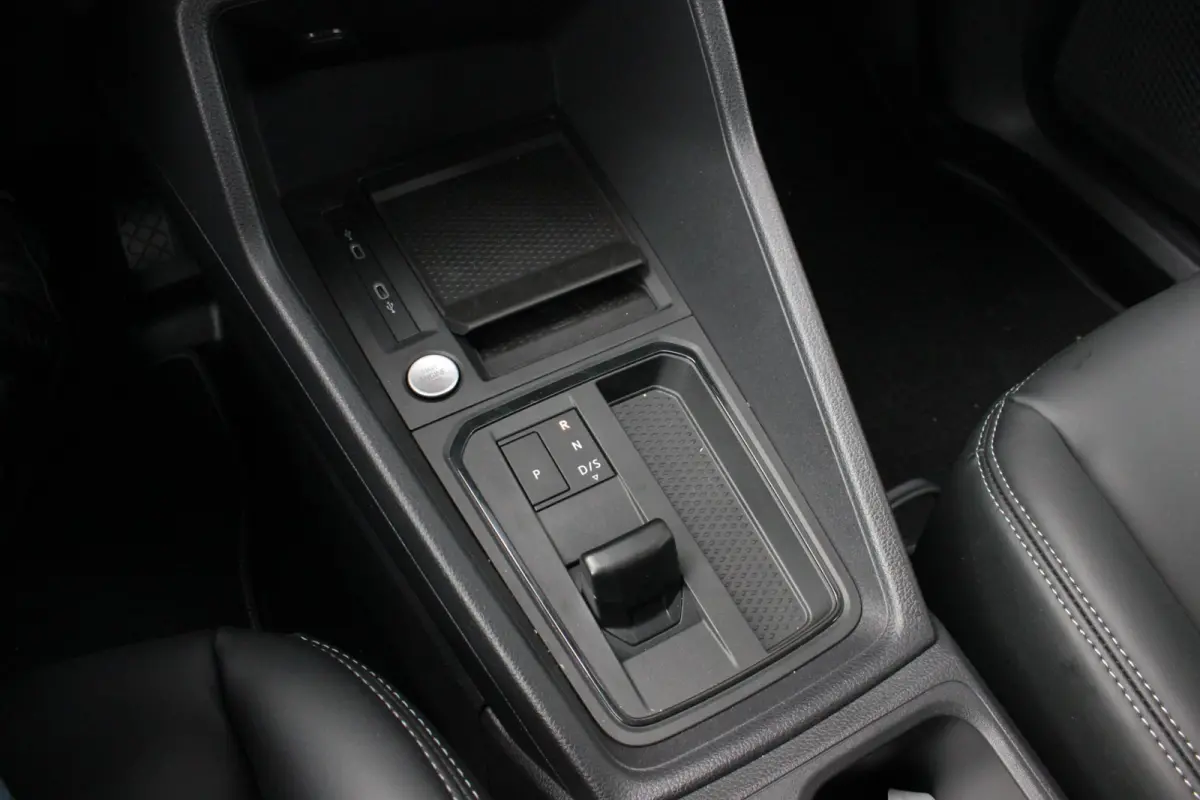 2.0 TDI 122PK DSG JB-EDITION / MAXTRON / SIDE- BARS / VERLAAGD / ELEK- PAKKET / PDC / CAMERA / BLACK OPS