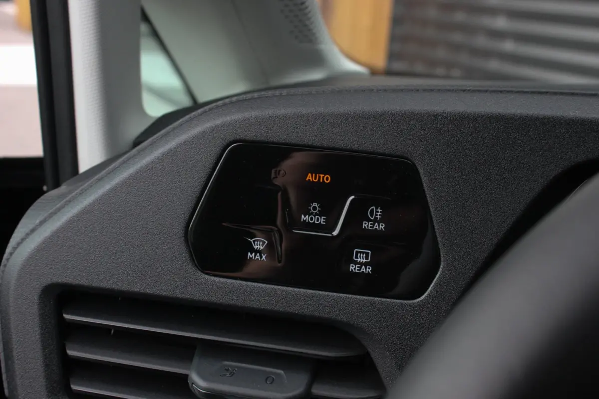 2.0 TDI 122PK DSG JB-EDITION / MAXTRON / SIDE- BARS / VERLAAGD / ELEK- PAKKET / PDC / CAMERA / BLACK OPS