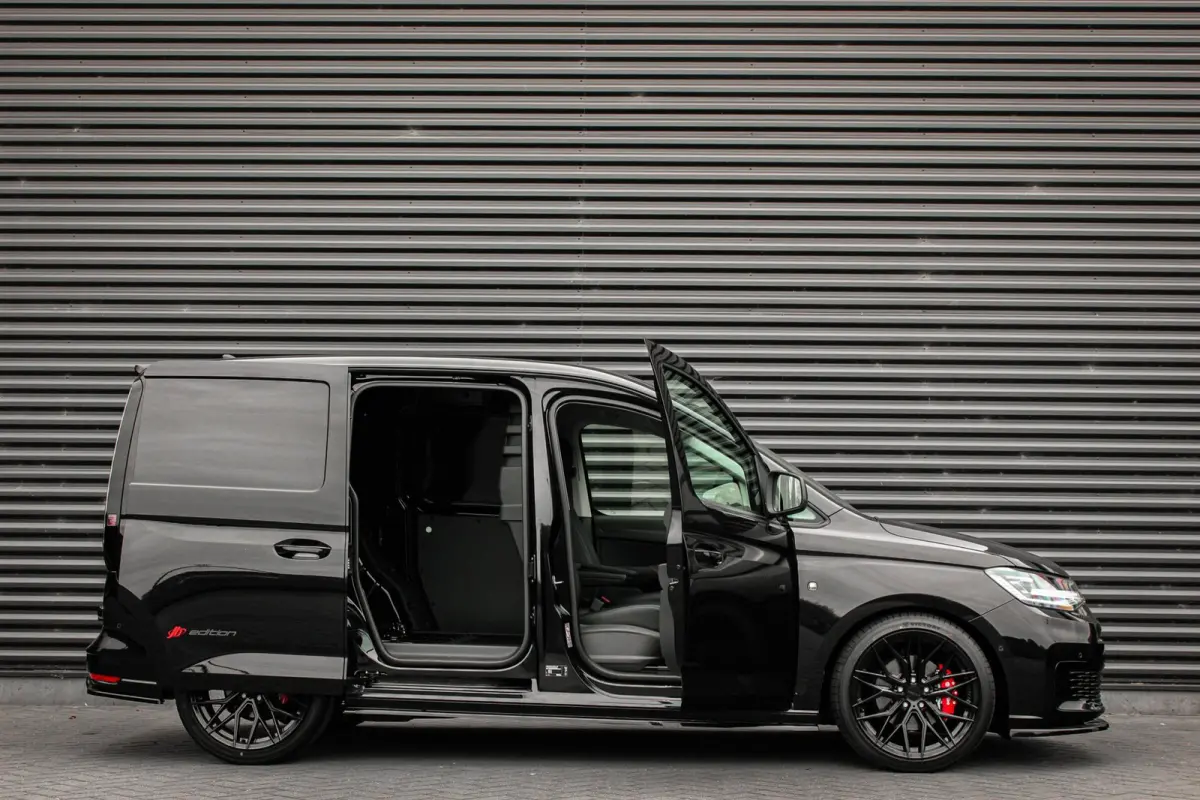 2.0 TDI 122PK DSG JB-EDITION / MAXTRON / SIDE- BARS / VERLAAGD / ELEK- PAKKET / PDC / CAMERA / BLACK OPS