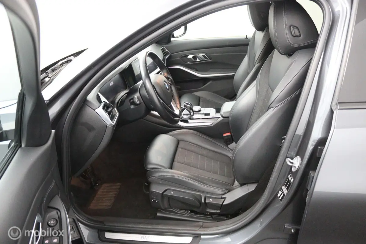 320i Executive