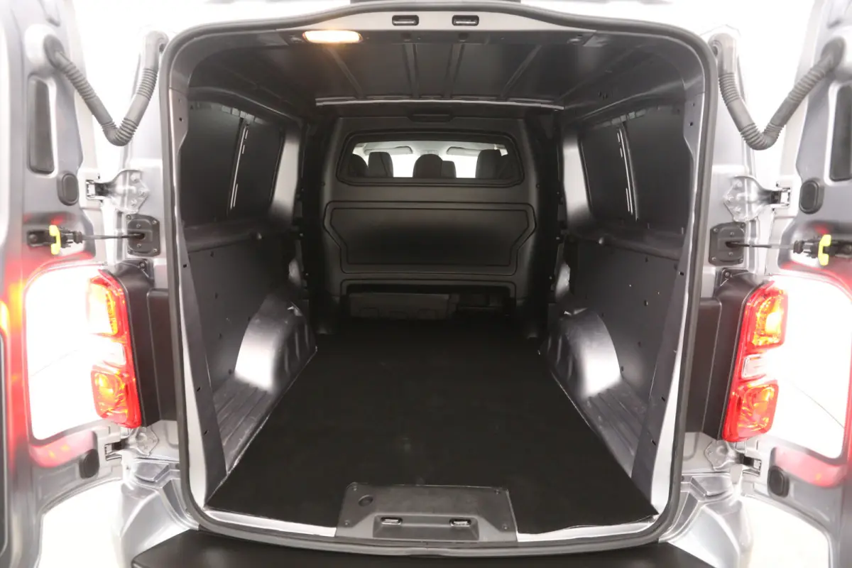 Elektrisch Long Premium 75 kWh L3H1 Long Range | Snelladen | SOH 98% | DC | 6 Zits | Airco | Camera | Cruise | Carplay | 3 Zits | 2xSchuifdeur