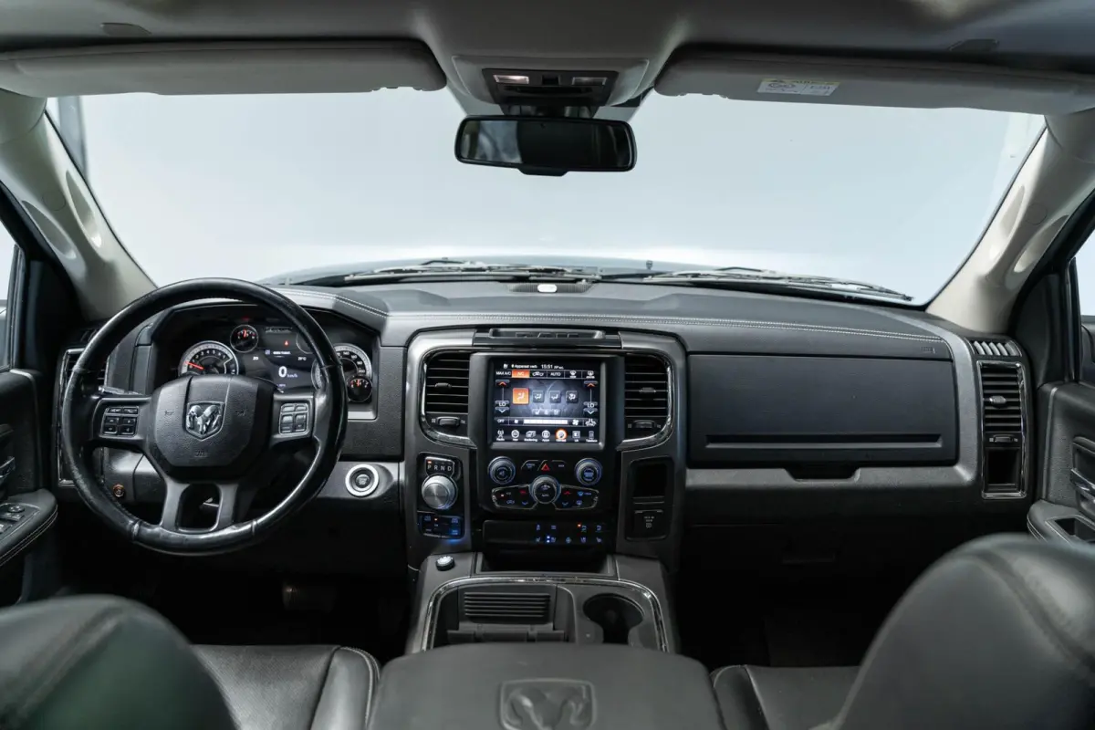 1500 4X4 5.7 V8 4x4 Quad Cab 6'4 Pano Stoelverk.