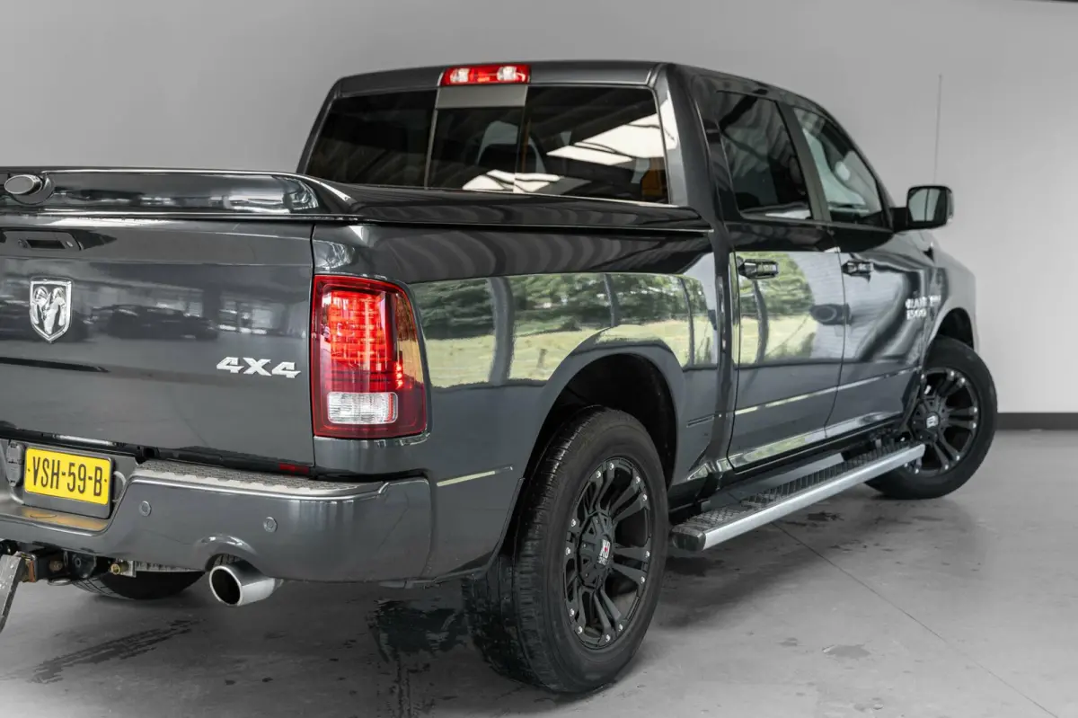 1500 4X4 5.7 V8 4x4 Quad Cab 6'4 Pano Stoelverk.