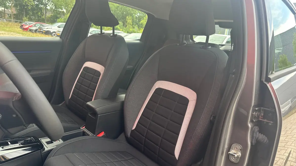 Plus | Cruise Control | Elektrische Ramen Voor | Parkeersensoren Achter | Apple Carplay / Android Auto | Lane Assist | 'Happy tags' | 10,25" kleuren touchscreen, incl. FM/AM/Digitale Radio D